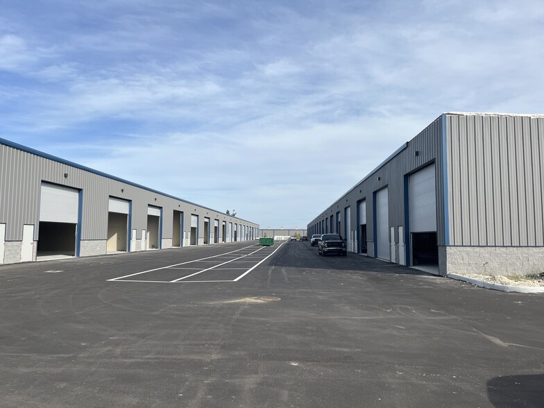 More Photos Of 16261 Pine Ridge Rd, Fort Myers Unknown For Lease