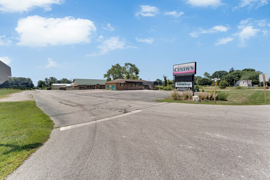 More Photos Of 585 Seacliff Dr, Kingsville Freestanding For Sale
