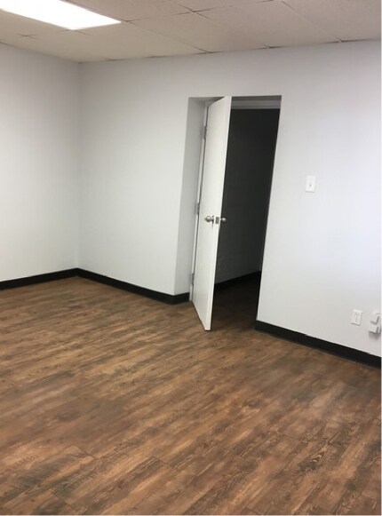 More Photos Of 2006 50th St, Lubbock Flex For Lease