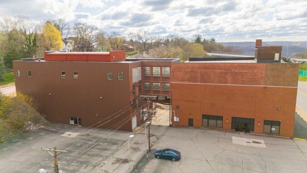 More Photos Of 1439 Sunset Blvd, Steubenville Flex For Sale