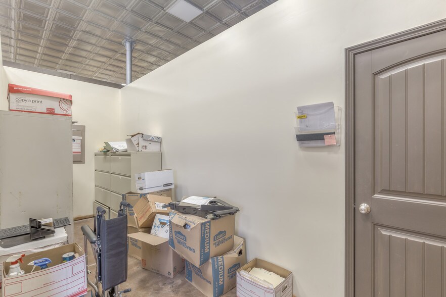 More Photos Of 204 S Broadway, Coweta Office For Sale