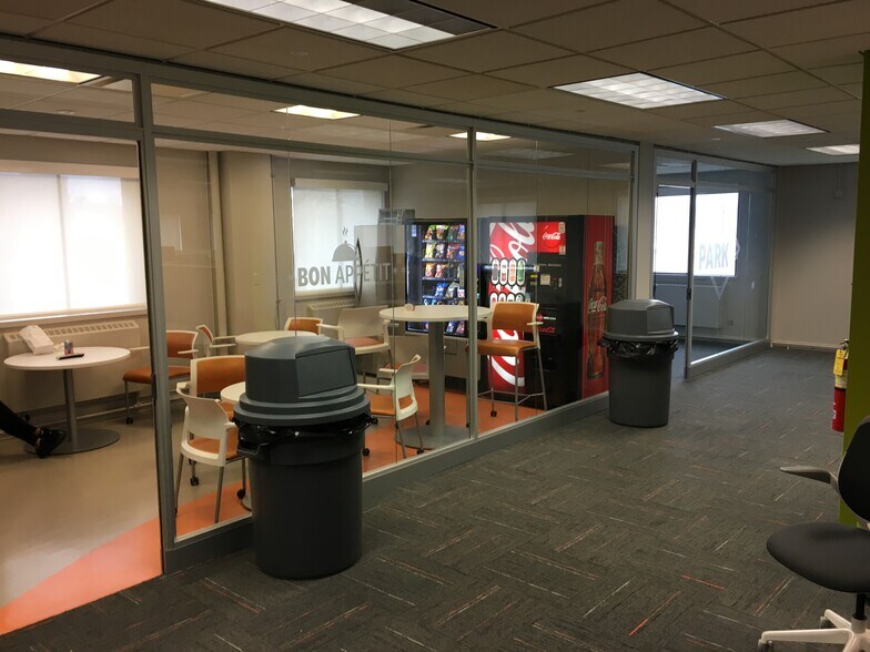 More Photos Of 2401 W Grace St, Chicago Office For Lease