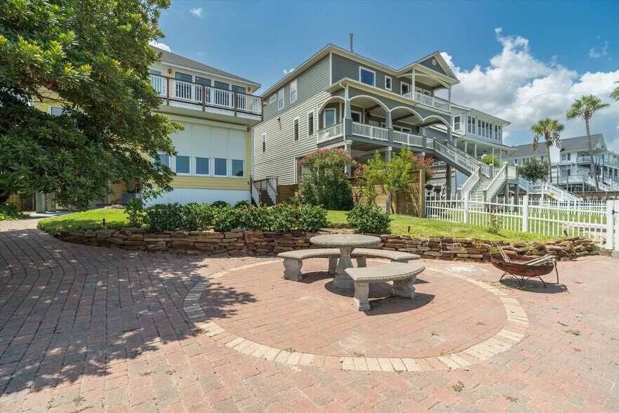 More Photos Of 804 Bay Ave, Kemah Specialty For Sale