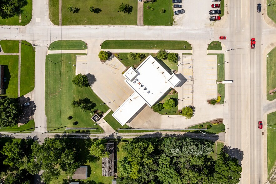 More Photos Of 525 N Osage Ave, Dewey Bank For Sale