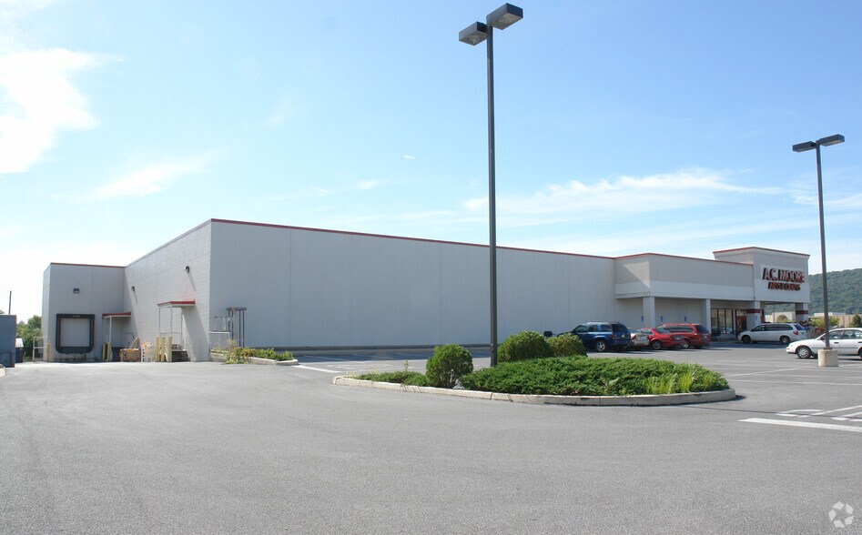 More Photos Of 529 Lycoming Mall Cir, Pennsdale Freestanding For Sale