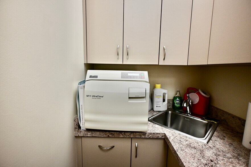 More Photos Of 4 Dearfield Dr, Greenwich Medical For Lease