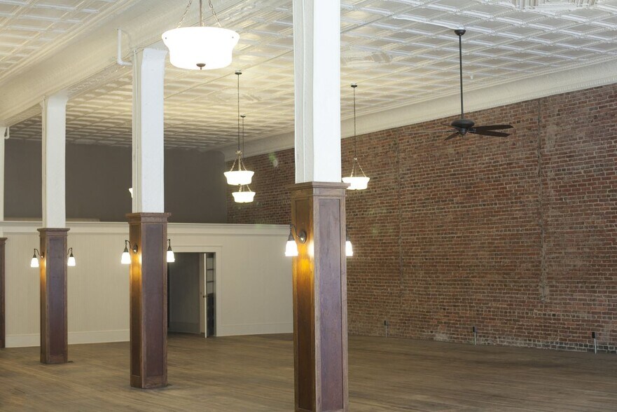 More Photos Of 206 Gay St, Erwin Storefront Retail Residential For Sale