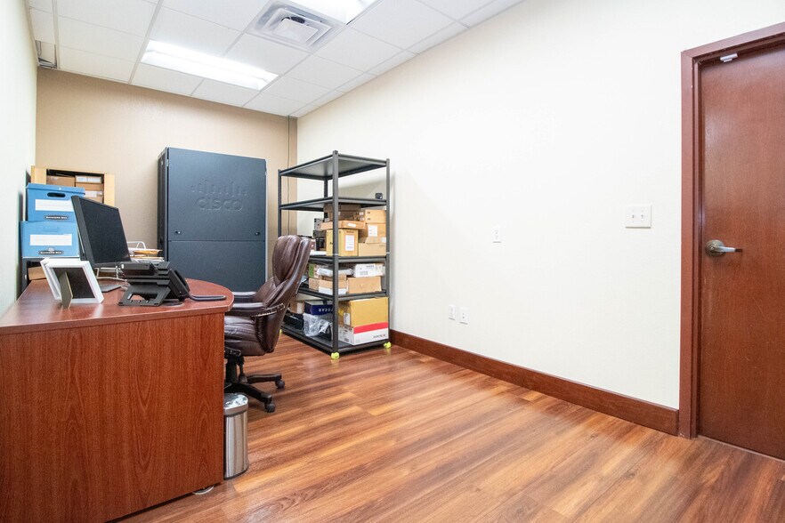 More Photos Of 8810 Commodity Cir, Orlando Showroom For Lease