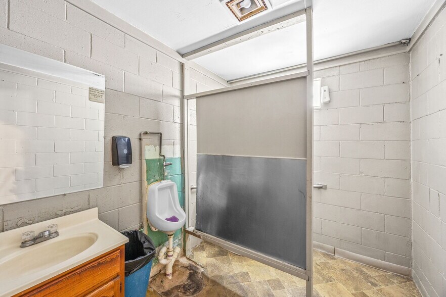 More Photos Of 8773 Goldenrod Ave, Bitely Restaurant For Sale