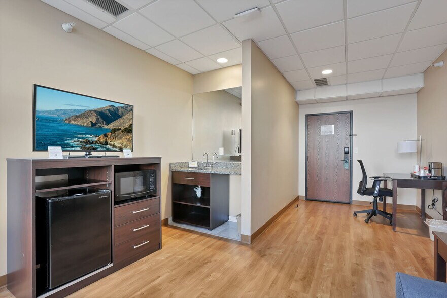 More Photos Of 301 Broadway, Lorain Hotel For Lease
