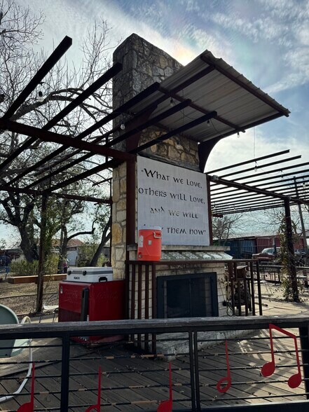 More Photos Of 7080 W Highway 290, Dripping Springs General Retail For Lease