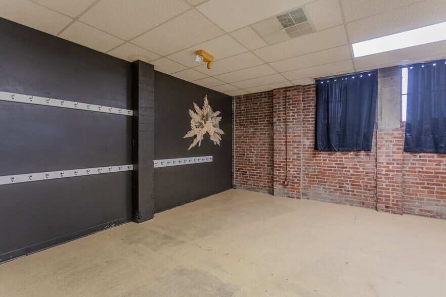 More Photos Of 406 W Spotswood Trl, Elkton Storefront For Sale