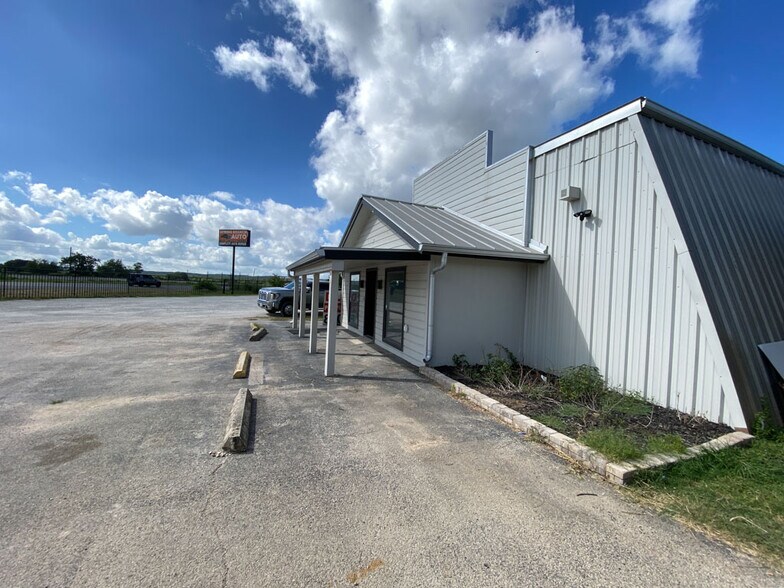 More Photos Of 8491 US Highway 281 N, Spring Branch Showroom For Sale