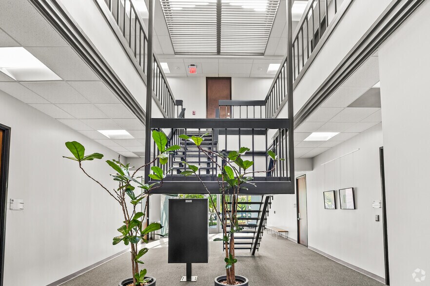 More Photos Of 4225 Wingren Dr, Irving Unknown For Lease