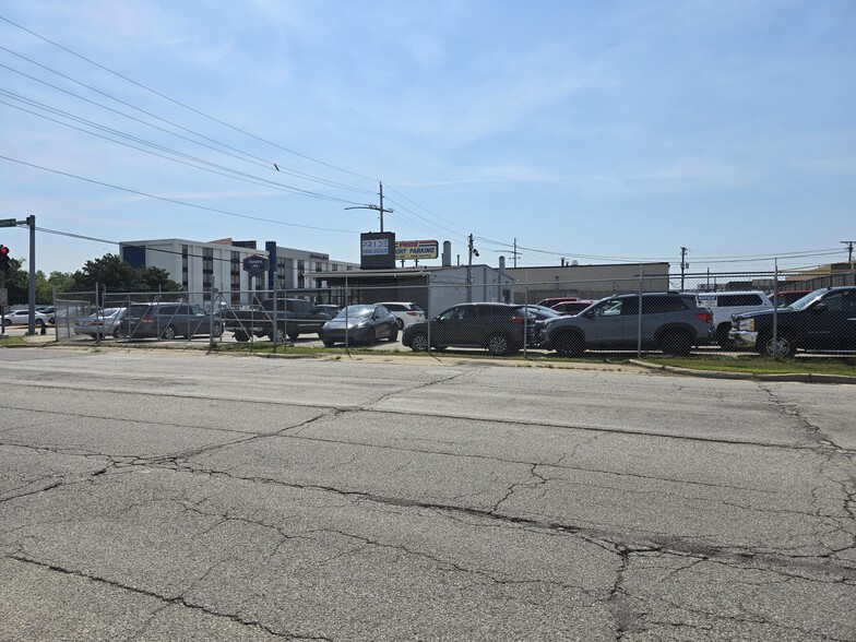 More Photos Of 3950 Mannheim Rd, Franklin Park Showroom For Sale