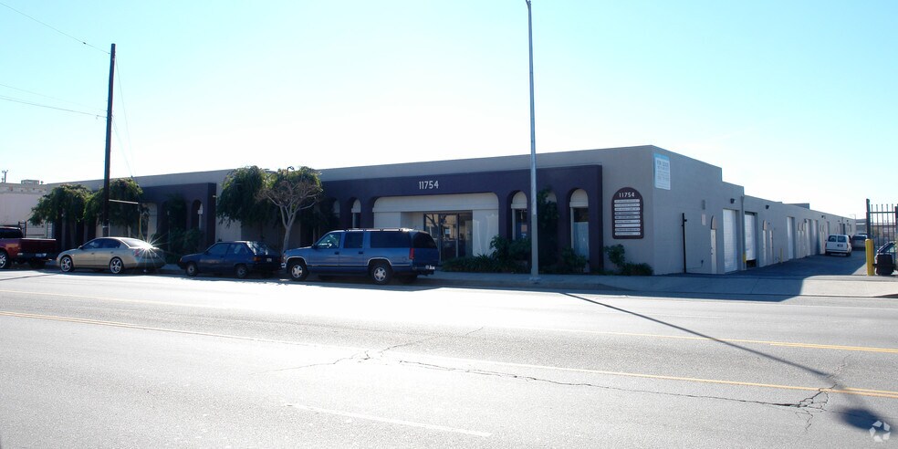 More Photos Of 11750-11754 Roscoe Blvd, Sun Valley Warehouse For Lease