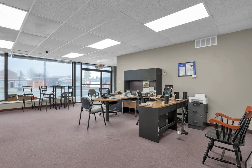 More Photos Of 955 N Main St, Urbana Showroom For Sale