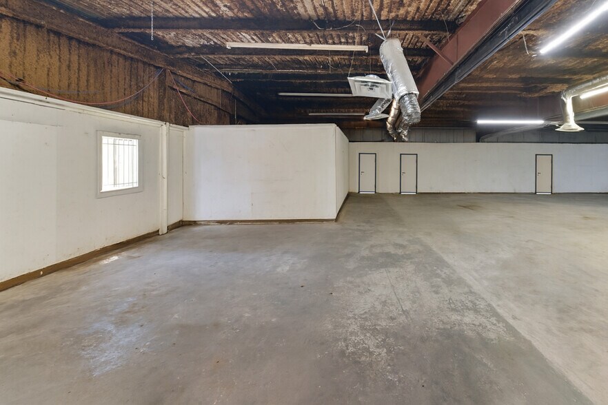 More Photos Of 9129 Irvington Blvd, Houston Warehouse For Sale