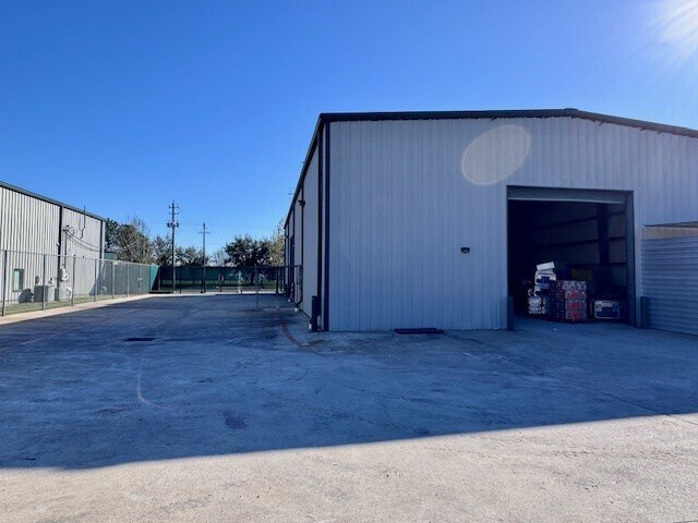 More Photos Of 2158 Pansy St, Pasadena Light Distribution For Lease