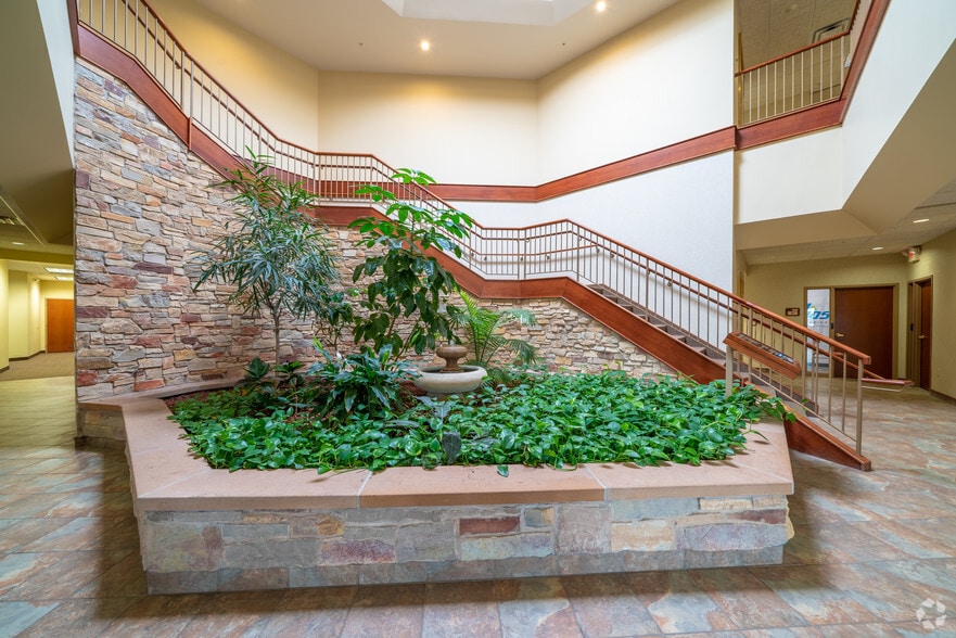 More Photos Of 670 Commerce Dr, Woodbury Unknown For Lease