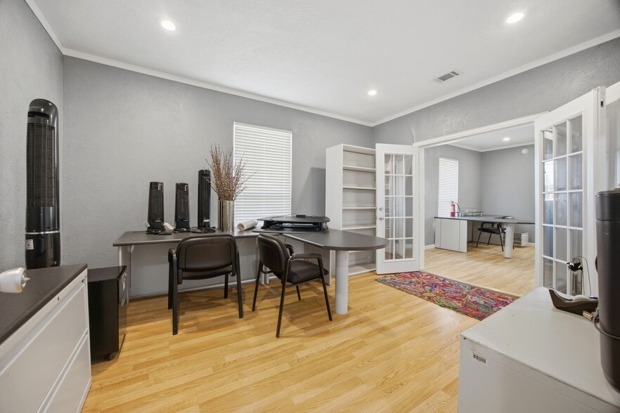 More Photos Of 306 N Center St, Forney Office For Lease