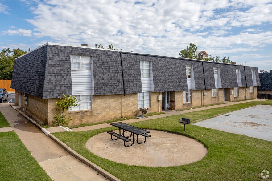 More Photos Of 2500-2530 N Rockwell Ave, Bethany Apartments For Sale