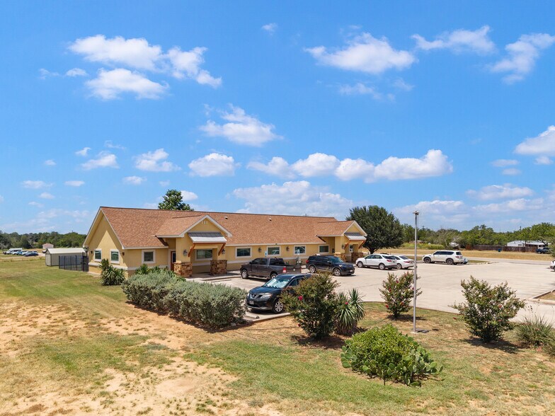 More Photos Of 140 Paloma Dr, Floresville Office For Sale
