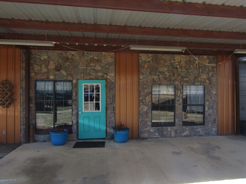 More Photos Of 9 NW Martin Luther King Ave, Idabel General Retail For Sale