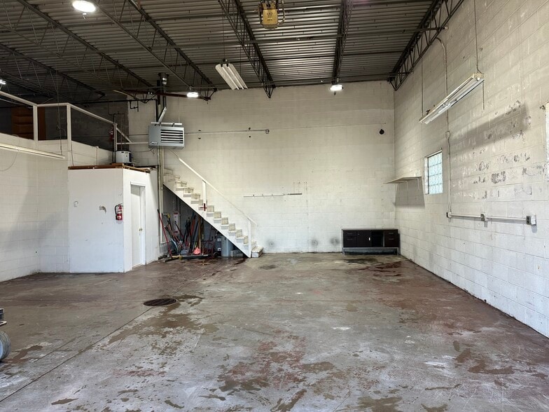 More Photos Of 516 E Broadway St, Bradley Office For Sale