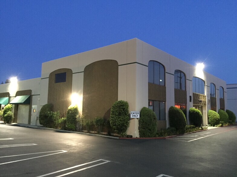 More Photos Of 6430 Variel Ave, Woodland Hills Warehouse For Lease