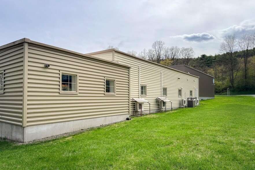 More Photos Of 60 Artisans Way, Windsor Flex For Sale