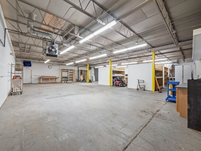 More Photos Of 417 E Eight Mile Rd, Hazel Park Manufacturing For Sale