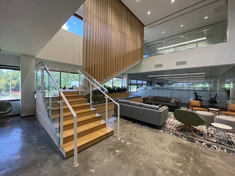 More Photos Of 2237 S Acadian Trwy, Baton Rouge Office For Lease