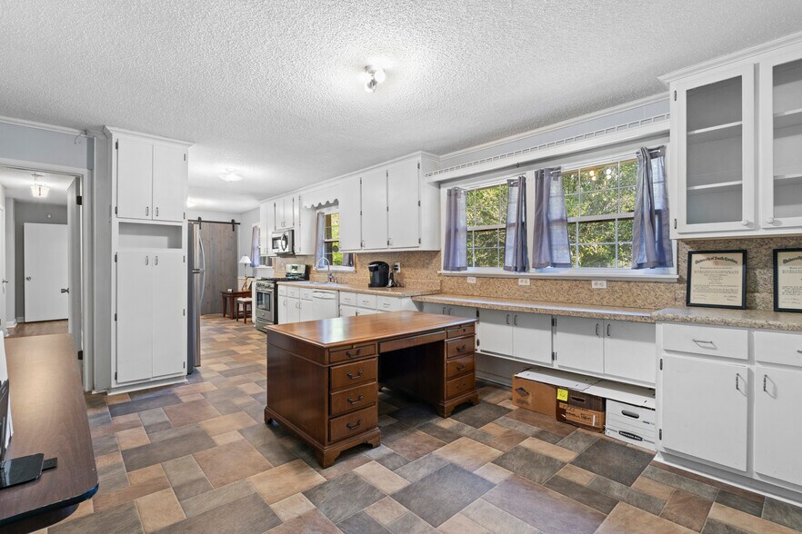 More Photos Of 104 Round Knob Rd, Lexington Office For Sale