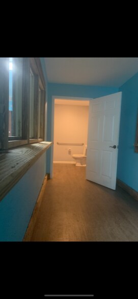 More Photos Of 3037 SW 3rd Ter, Okeechobee Showroom For Lease