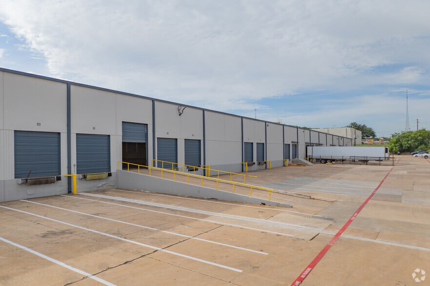 More Photos Of 2424 N Westmoreland Rd, Dallas Manufacturing For Sale