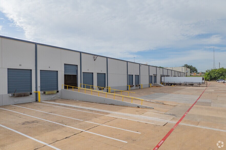More Photos Of 2424 N Westmoreland Rd, Dallas Manufacturing For Lease