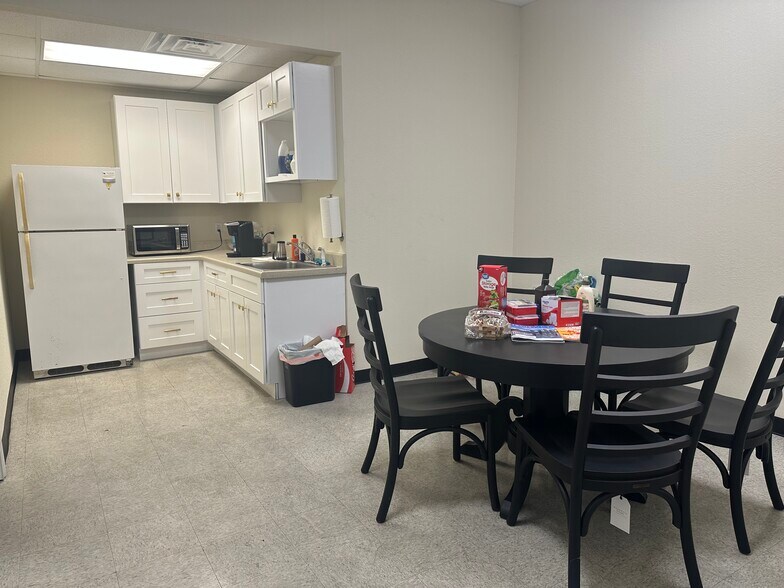 More Photos Of 806 Tradesmens Park Loop, Hutto Warehouse For Lease