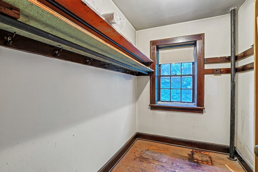 More Photos Of 11 Senter St, Chappaqua Flex For Sale
