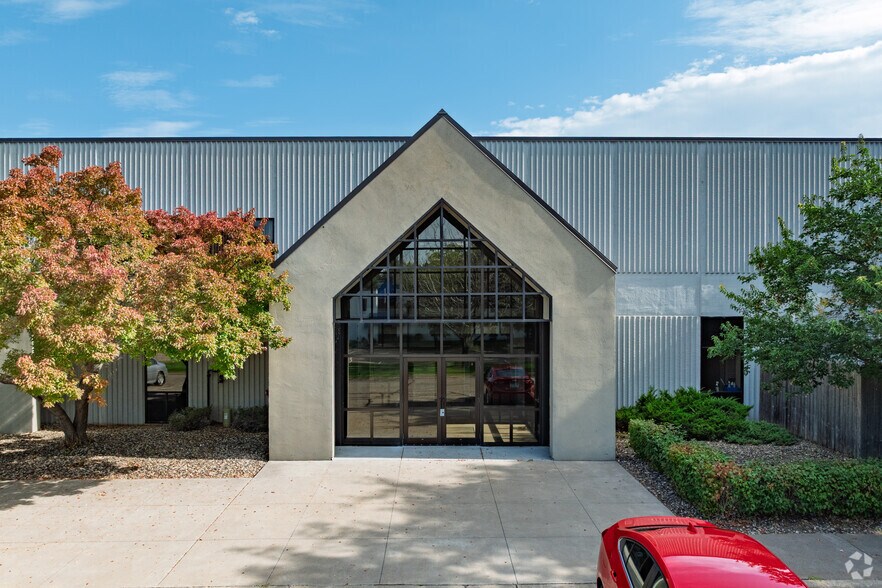 More Photos Of 405 Commerce Ct, Vadnais Heights Manufacturing For Sale