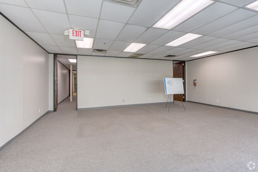 More Photos Of 17449-17497 Village Green Dr, Houston Unknown For Lease