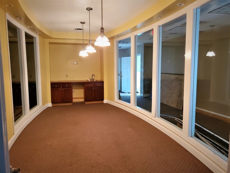 More Photos Of 2425 Hyde Park Blvd, Niagara Falls Freestanding For Lease