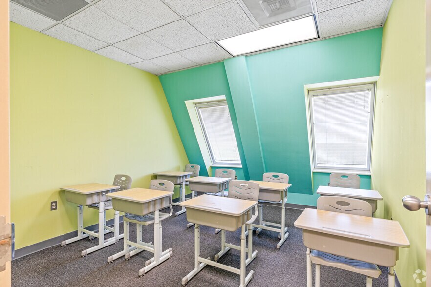 More Photos Of 8233 Old Courthouse Rd, Vienna Office For Sale