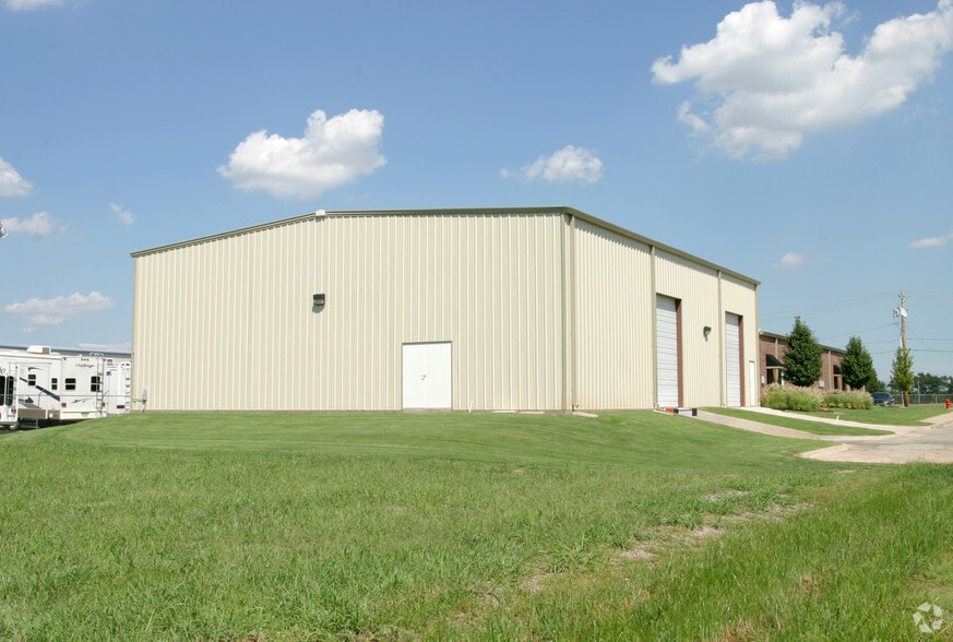 More Photos Of 11825 S Portland Ave, Oklahoma City Light Manufacturing For Lease