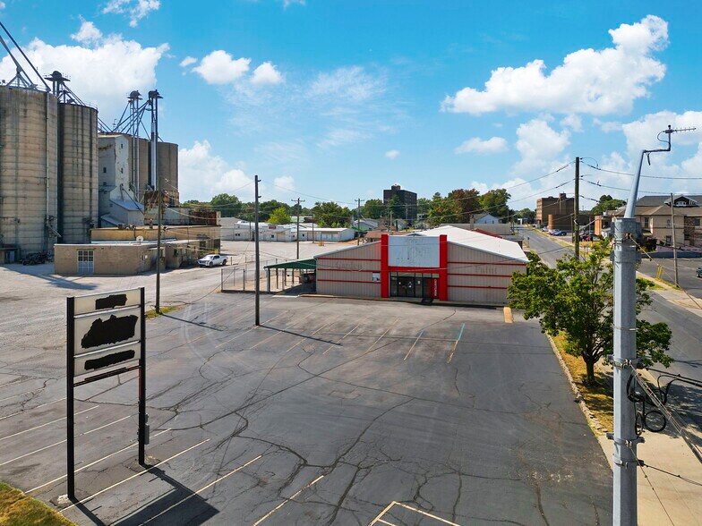 More Photos Of 105 S Forest Ave, Brazil Freestanding For Sale