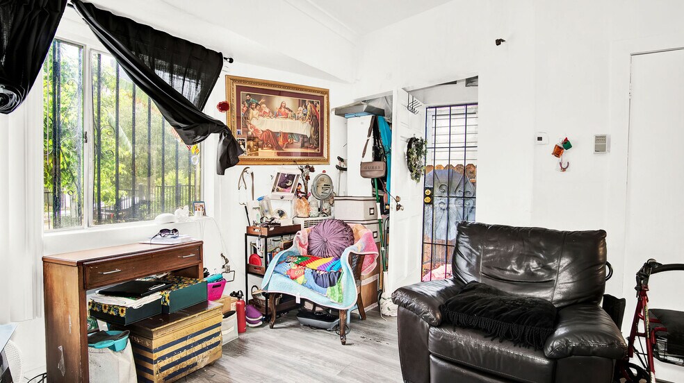 More Photos Of 644 N Serrano Ave, Los Angeles Multifamily For Sale