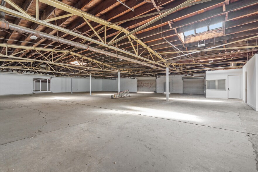 More Photos Of 5611 Clinton Dr, Houston Warehouse For Lease