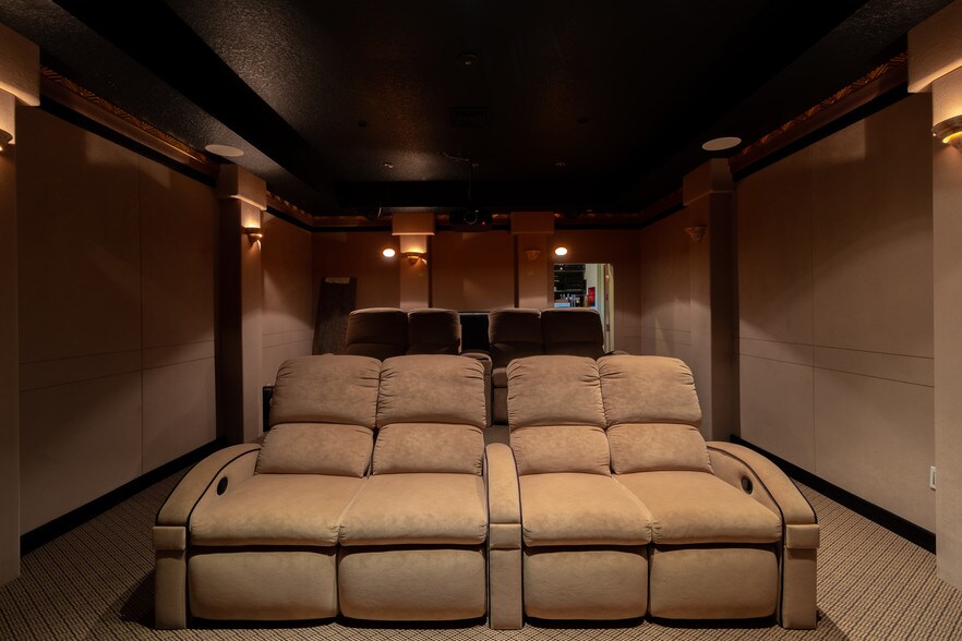 More Photos Of 8780 Perimeter Park Ct, Jacksonville Storefront Retail Office For Lease