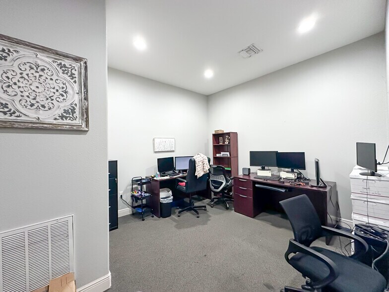 More Photos Of 180 Fitzgerald Rd, Lakeland Office For Sale