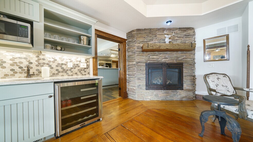 More Photos Of 409 N State St, Franklin Grove Hotel For Sale